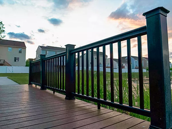 Почему металлические перила являются незаменимым «барьером безопасности»?