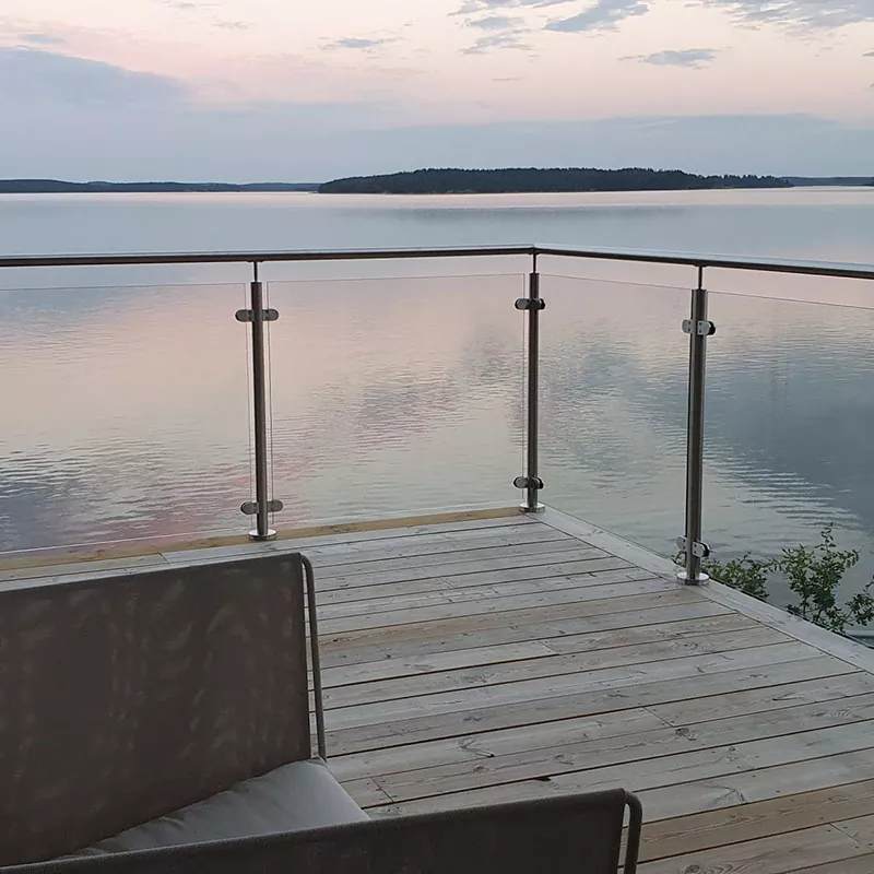 Как стеклянные перила улучшают безопасность и дизайн в современных помещениях?