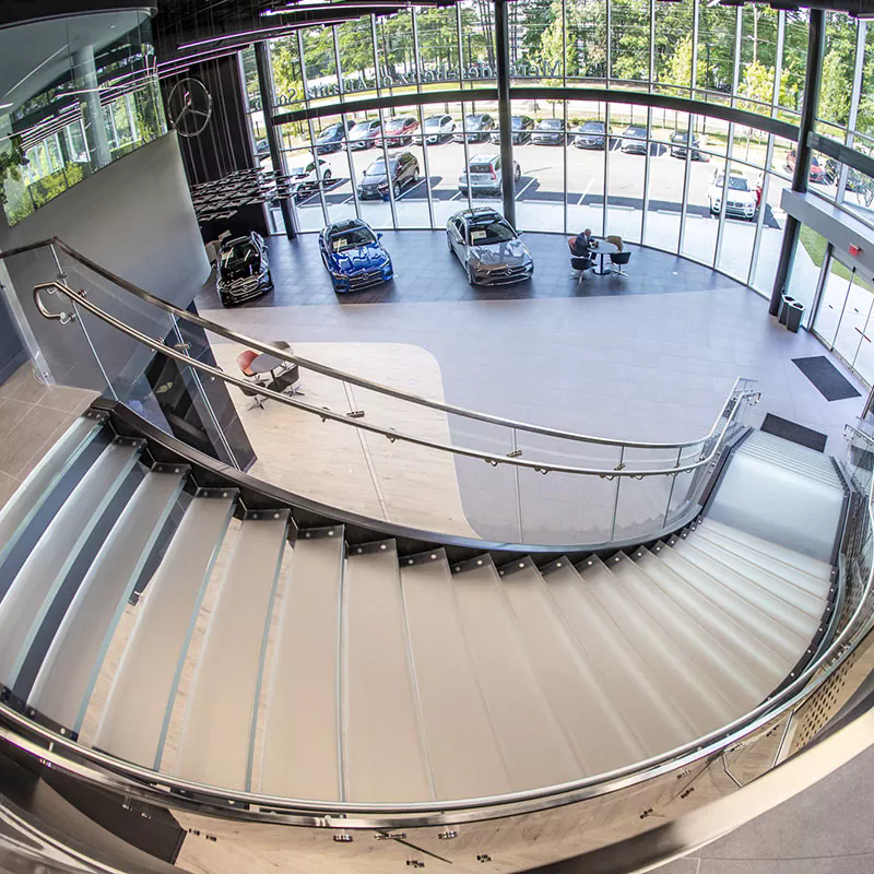 Как стеклянные перила меняют современную архитектуру и безопасность?