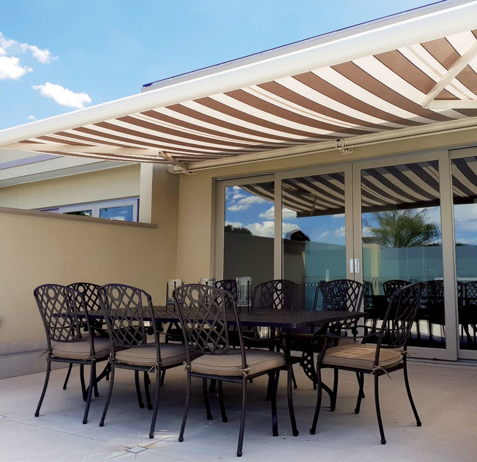 Чем отличается открытая кассетная маркиза от закрытой?